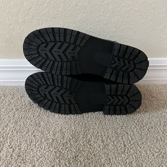 Boys Black Adaptive Boots- Size 6 - Picture 5 of 5